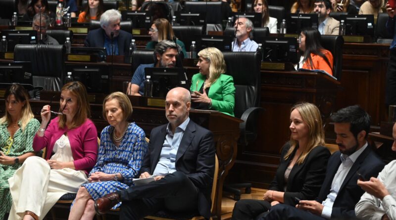 Horacio Rodríguez Larreta acompañó en la Legislatura a Felipe Miguel en la presentación del último informe de gestión