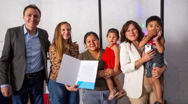 Inés Brizuela y Doria entregó comodatos en el barrio San Vicente