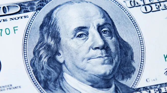 El dólar blue tocó mínimo en dos semanas y quedó debajo del dólar tarjeta