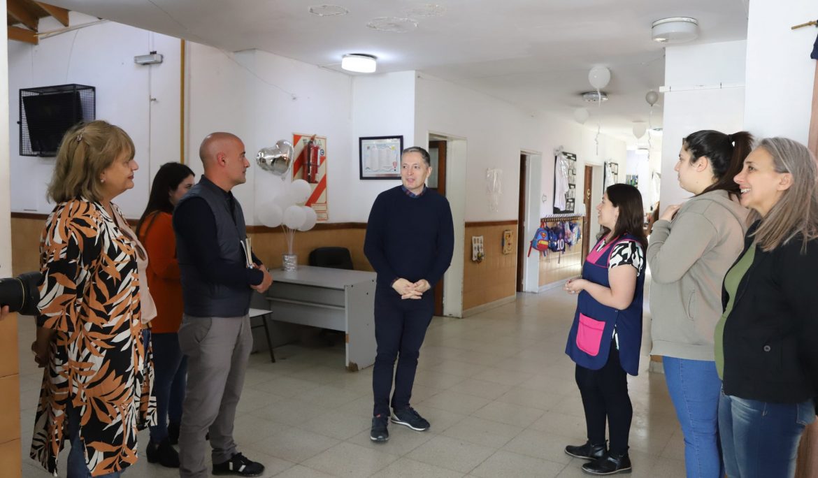 Fernando Gray visito el Jardin de Infantes N° 930 de Luis Guillón Fernando Gray visito el Jardin de Infantes N° 930 de Luis Guillón
