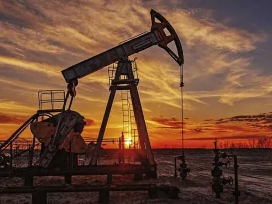 El petróleo se consolida arriba de los u$s80, pero hay dudas por débiles perspectivas de demanda en EEUU y China
