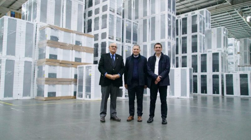 Fernando Gray y José Ignacio de Mendiguren recorrieron el centro de distribución de la empresa Frávega en Esteban Echeverría