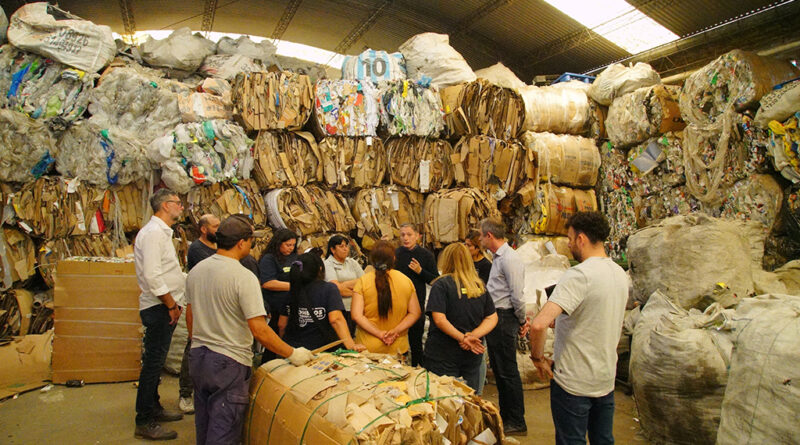 Fernando Gray recorrió las instalaciones de la cooperativa de reciclaje Plaza Levalle