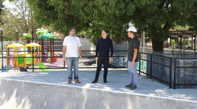 Gray recorrió las obras del skatepark y el sector de juegos infantiles en la plaza Aráoz Alfaro de Monte Grande