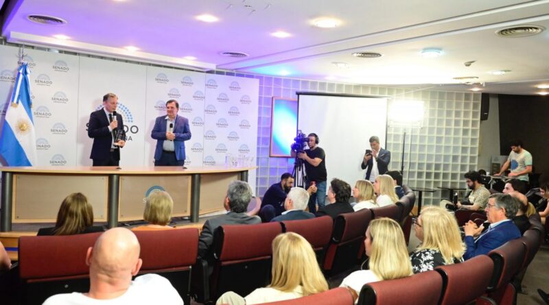 Fernando Gray recibió el Premio Comunas por su labor en el Municipio de Esteban Echeverría