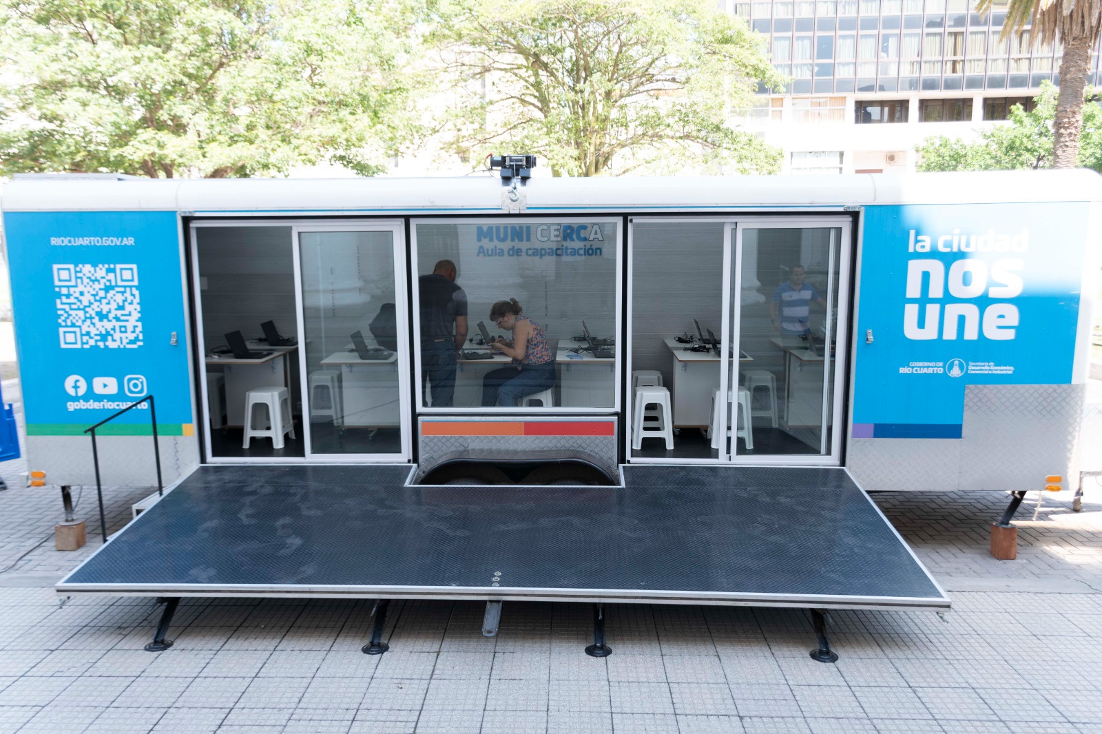 Río Cuarto: El Aula Móvil llegó a la Plaza Olmos Río Cuarto: El Aula Móvil llegó a la Plaza Olmos