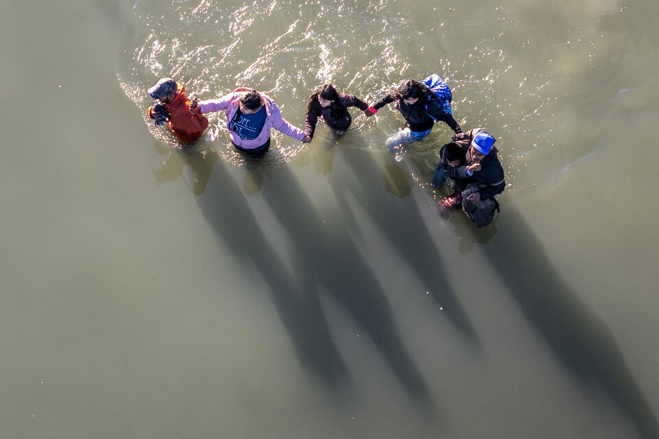 El gobernador de Texas firmó la ley que permite la expulsión de migrantes a México El gobernador de Texas firmó la ley que permite la expulsión de migrantes a México