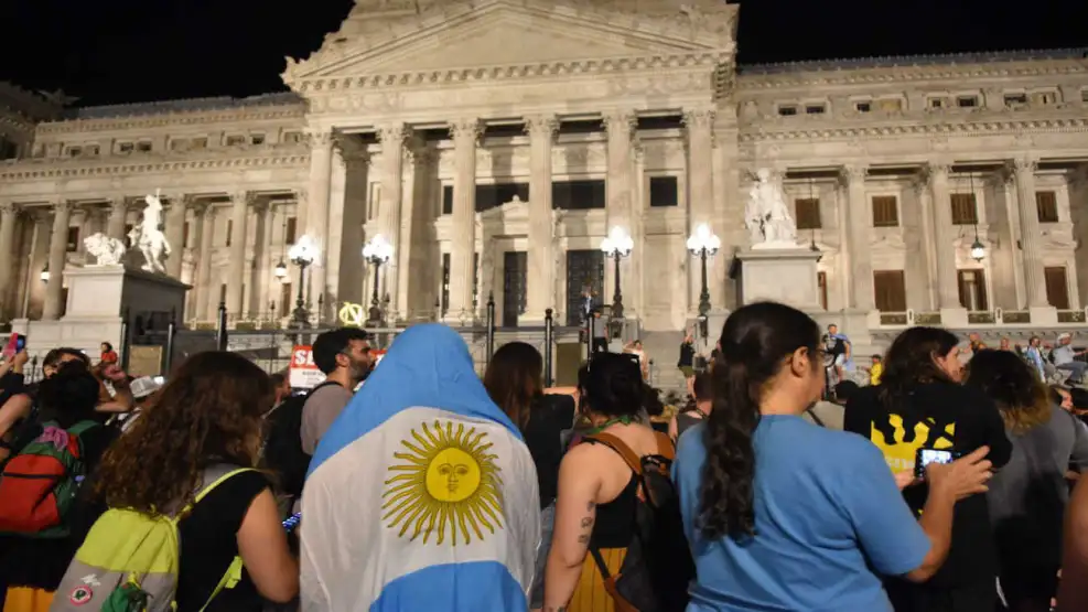Hubo cacerolazos en algunos barrios porteños y marcha al Congreso Hubo cacerolazos en algunos barrios porteños y marcha al Congreso
