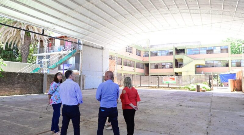 Fernando Gray recorrió la obra del techo parabólico de las Escuelas Saavedra y Muñiz de Monte Grande