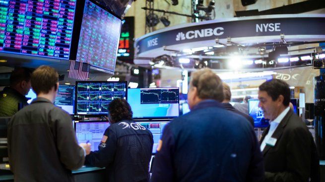 Wall Street cierra con mayoría de pérdidas tras dato de empleo que sugiere un enfriamiento económico