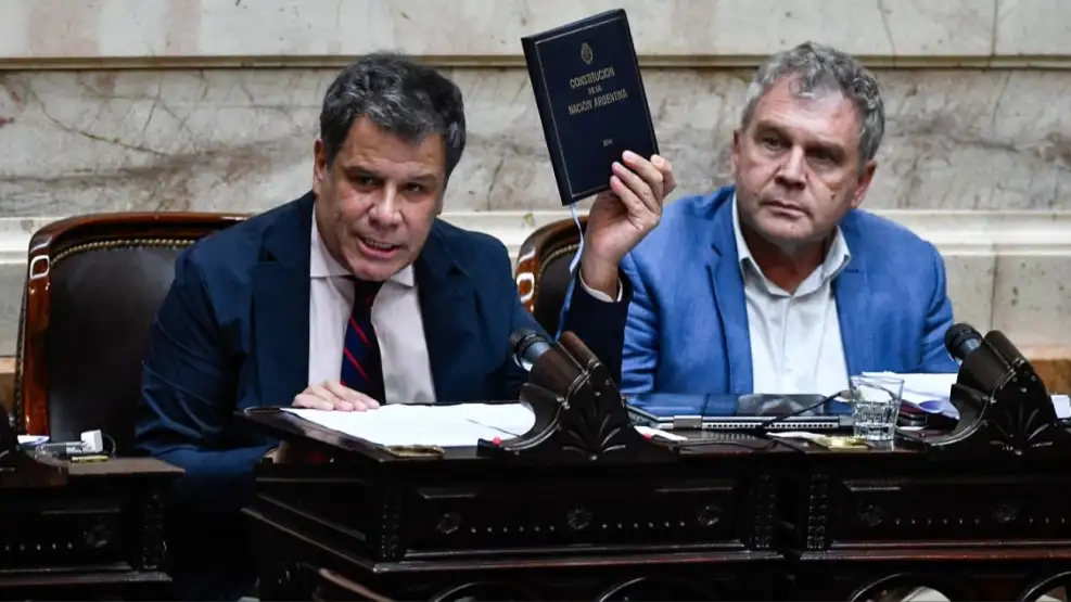 “Necesitamos estadistas, no leones”: Facundo Manes apuntó a Milei y la UCR queda dividida