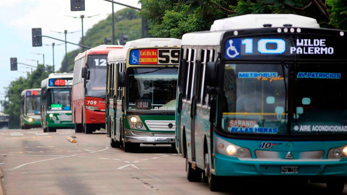 AMBA: Caputo recalculó la suba de colectivos y gas: las razones detrás del cambio y cuándo será