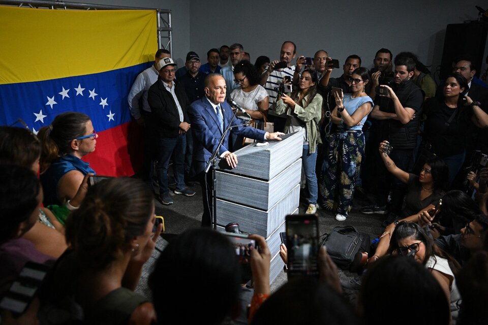 La oposición venezolana registró a sus últimos candidatos presidenciales