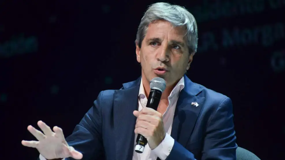 Luis Caputo admitió que “cuesta llegar a fin de mes” y le hizo un pedido a la oposición