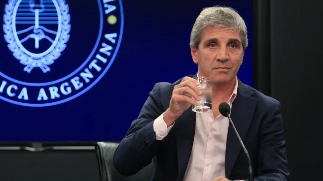 Luis Caputo contra los formadores de precios: “En un mes van a estar compitiendo con importadores”
