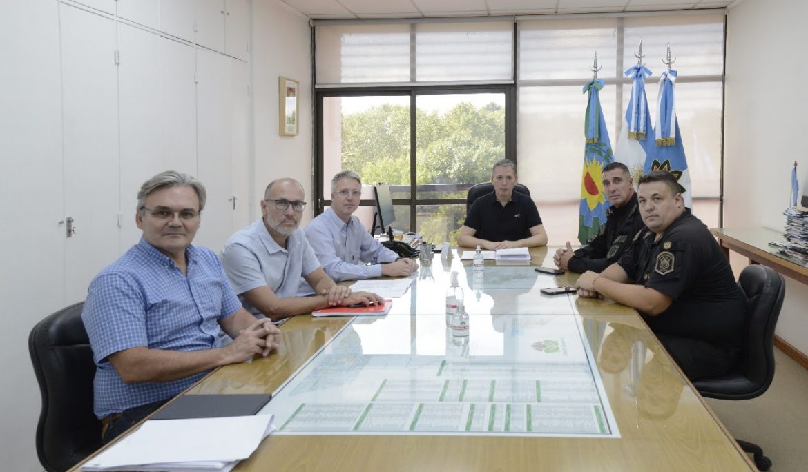 Fernando Gray y la policia bonaerense reunidos para poner en funcionamiento una nueva fuerza de seguridad en el distrito