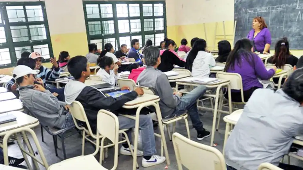 Amnistía Internacional contra el gobierno por el “adoctrinamiento” escolar: “Preocupa la doble vara sobre la libertad”