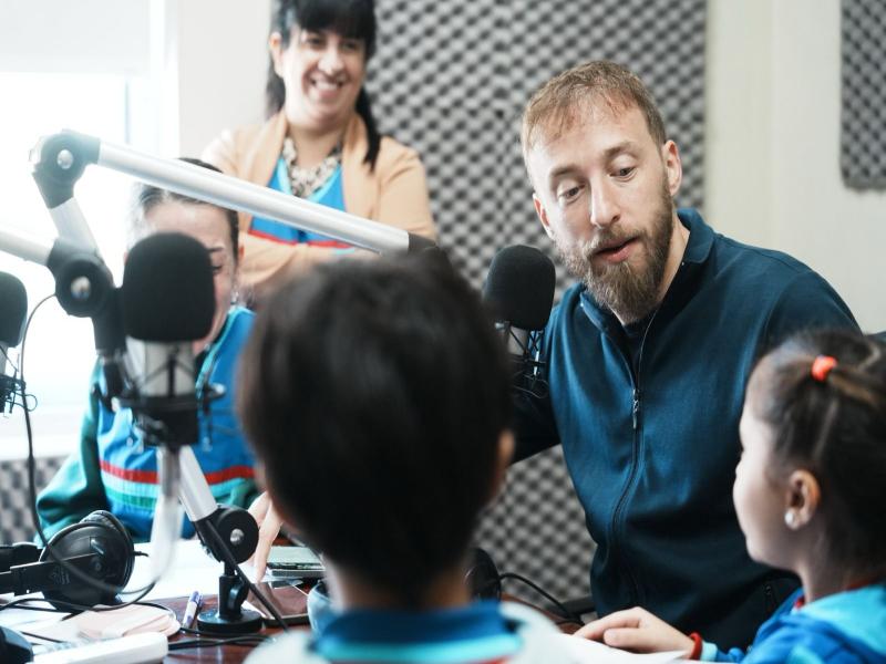 Otermín visitó el programa radial de la Escuela Malvinas Argentinas