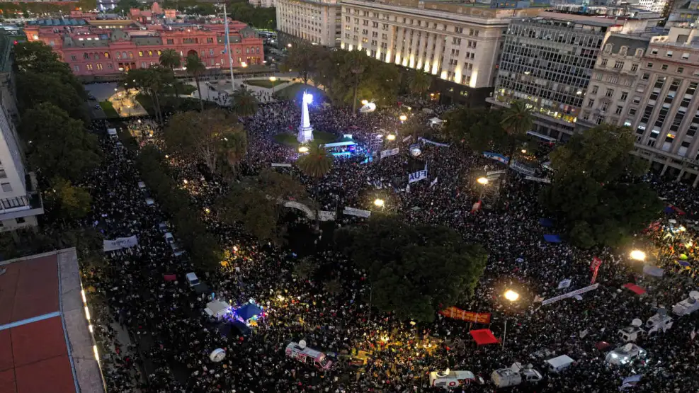 Marcha multitudinaria en defensa de la universidad: “No estamos dispuestos a renunciar a nuestro futuro”