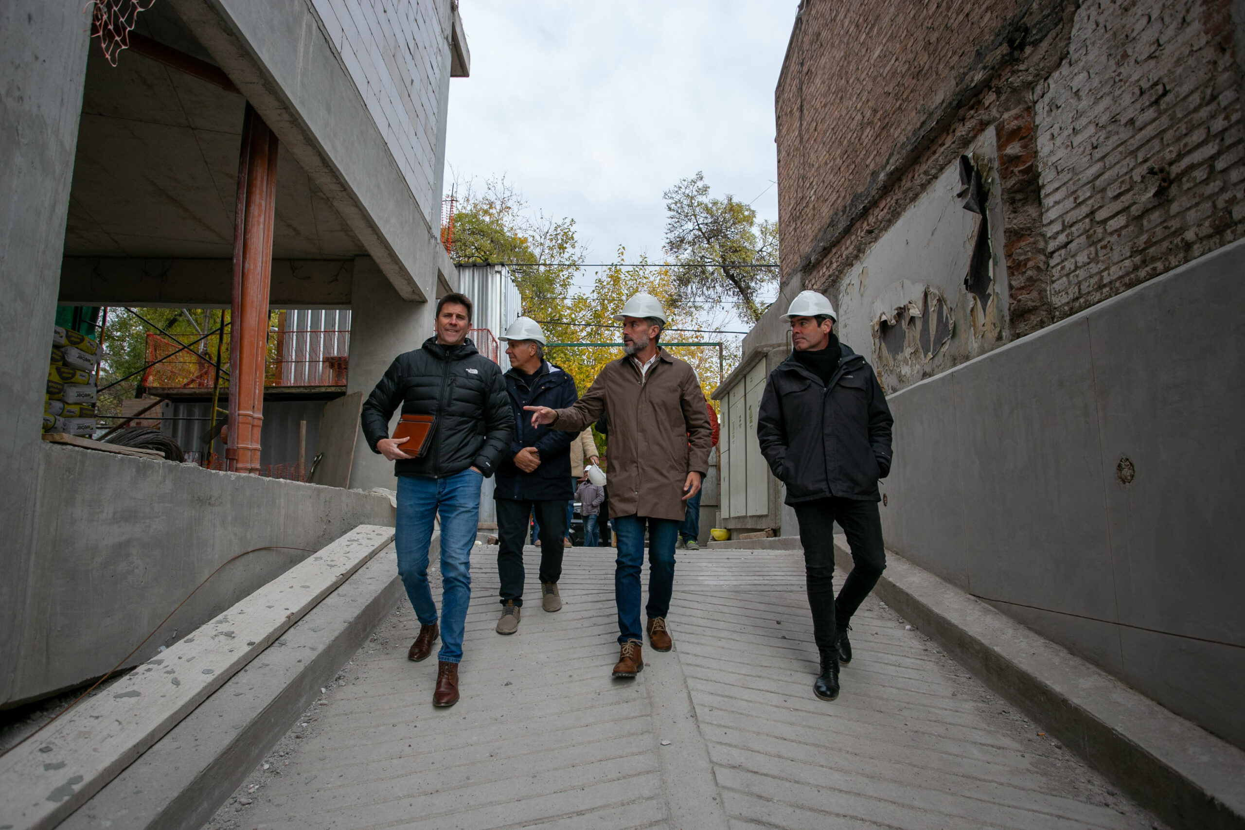 Ulpiano Suarez recorrió la construcción de la Torre Allegra en la Quinta Sección