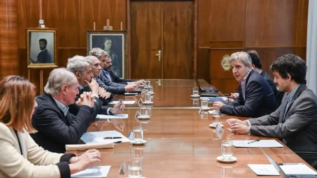 Luis Caputo se reunió con los supermercados y advirtió que los consumidores no convalidarán suba de precios