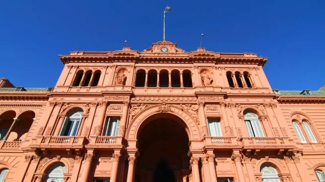 El Gobierno convocó a una mesa tripartita con la CGT y los empresarios
