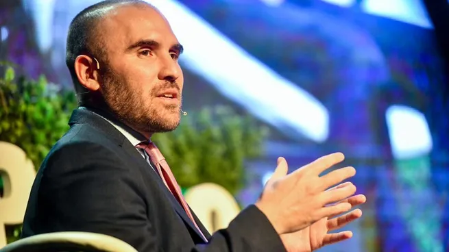 Martín Guzmán criticó la decisión del BCRA de enviar oro al exterior y se cruzó con Lucas Llach