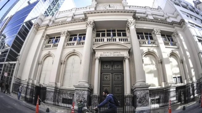 Inflación de julio abajo de 4% y más dólares del sector energético: las proyecciones del BCRA