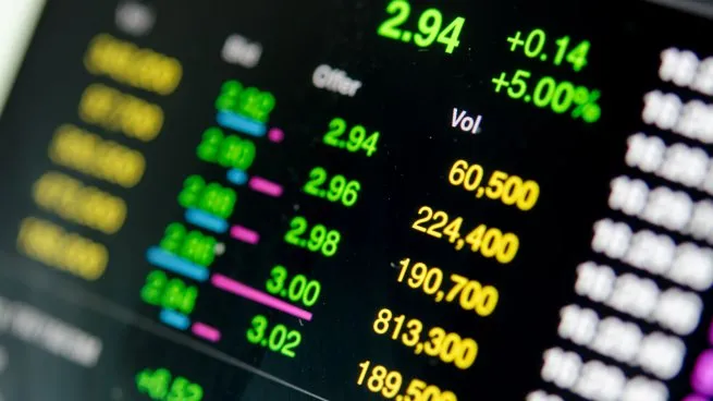 Los bonos en dólares escalan hasta 5%, pero el Merval baja casi 2%