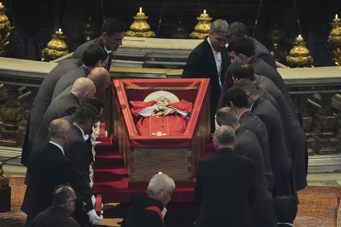 Último adiós a Francisco: fieles de todo el mundo despiden al papa en la Basílica de San Pedro