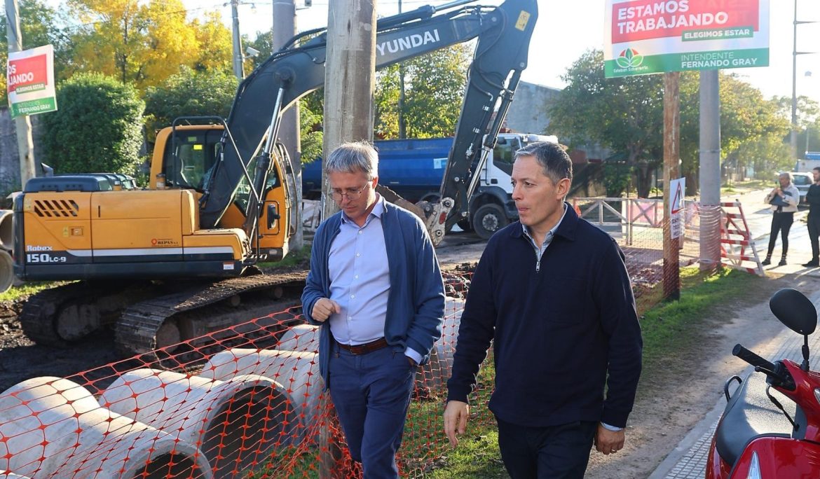 Gray recorrió la obra de pavimentación de alta resistencia en Monte Grande Sur