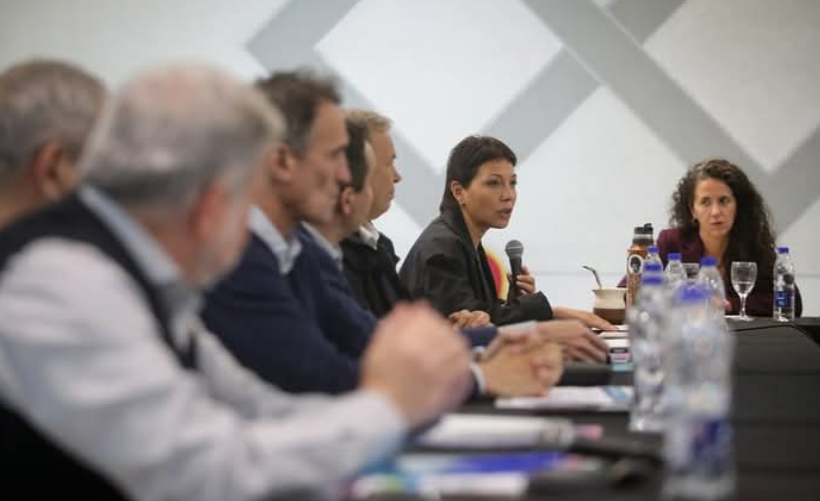 Mayra Mendoza contunúa en busqueda de  fondos para evitar inundaciones