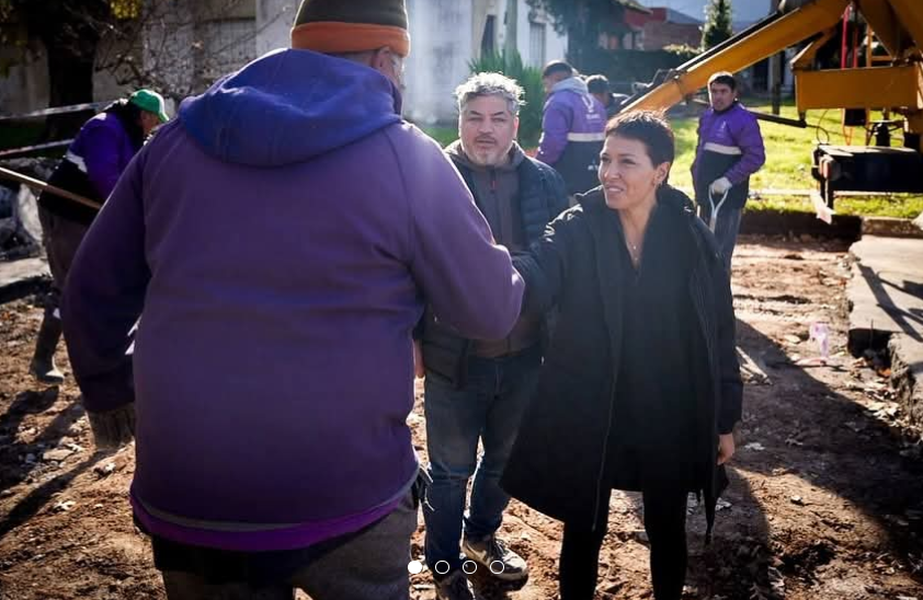 Mayra Mendoza supervisó trabajos de bacheo en Quilmes oeste