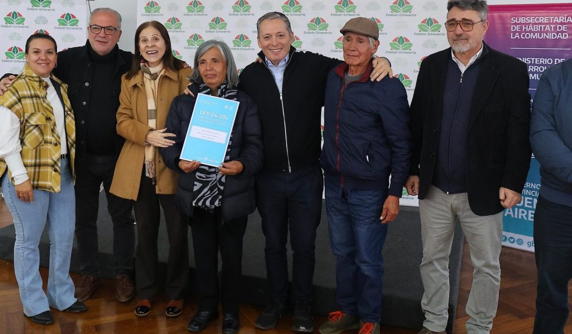 Fernando Gray entregó 87 escrituras de viviendas a familias de Esteban Echeverria