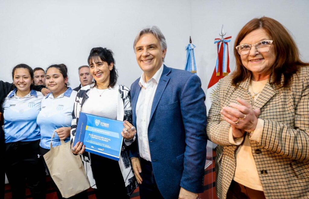 En Seeber, Llaryora entregó viviendas y anunció aportes para infraestructura En Seeber, Llaryora entregó viviendas y anunció aportes para infraestructura