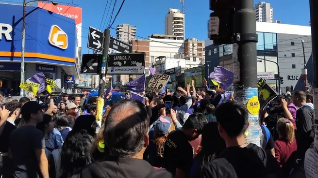 El intendente de Lomas de Zamora condenó la agresión a Javier Milei: “En ningún caso puede aparecer la violencia en situaciones políticas” El intendente de Lomas de Zamora condenó la agresión a Javier Milei: “En ningún caso puede aparecer la violencia en situaciones políticas”