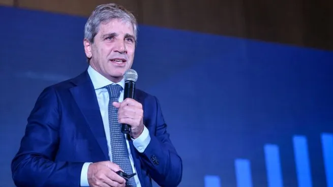 En medio de la tensión cambiaria, Luis Caputo adelantó: “Vamos a vender hasta el último dólar en el techo de la banda”