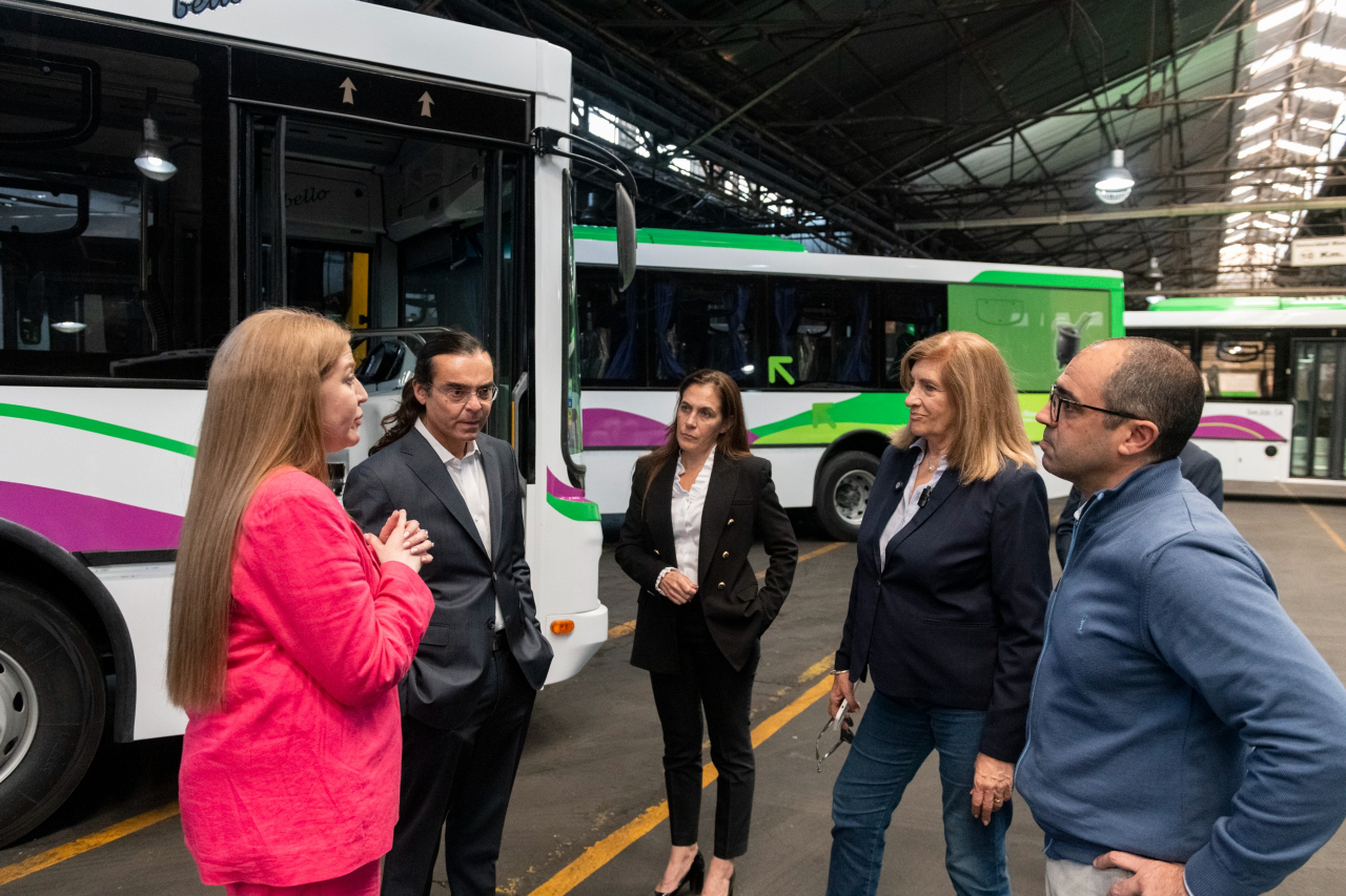 Avanza la renovación del transporte urbano: la intendenta Rosario Romero recorrió la planta donde se fabrican las nuevas unidades