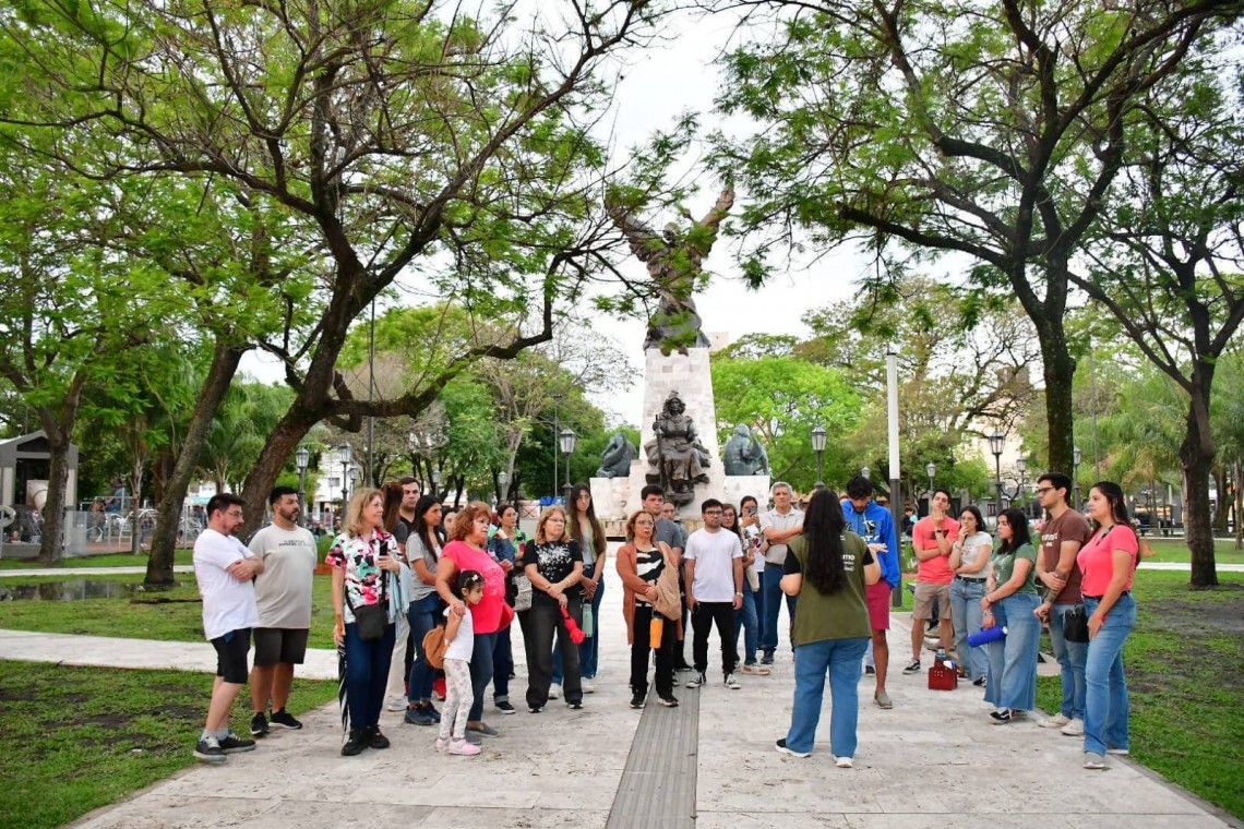 “Descubrí Corrientes” estrenó un nuevo recorrido histórico en la plaza Libertad