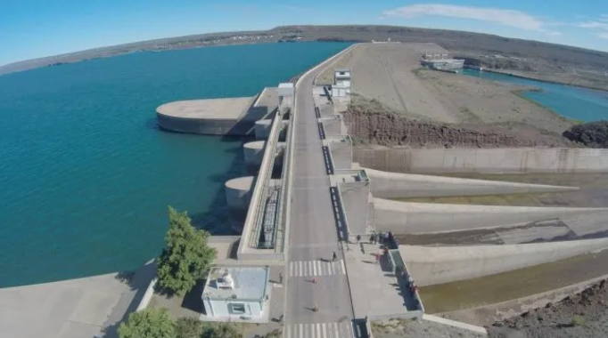 Economía habilitó a nueve grupos empresarios para avanzar en la compra de las hidroeléctricas patagónicas