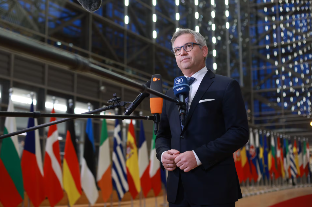 La Unión Europea avanza hacia un modelo más restrictivo de gestión migratoria con retornos a terceros países