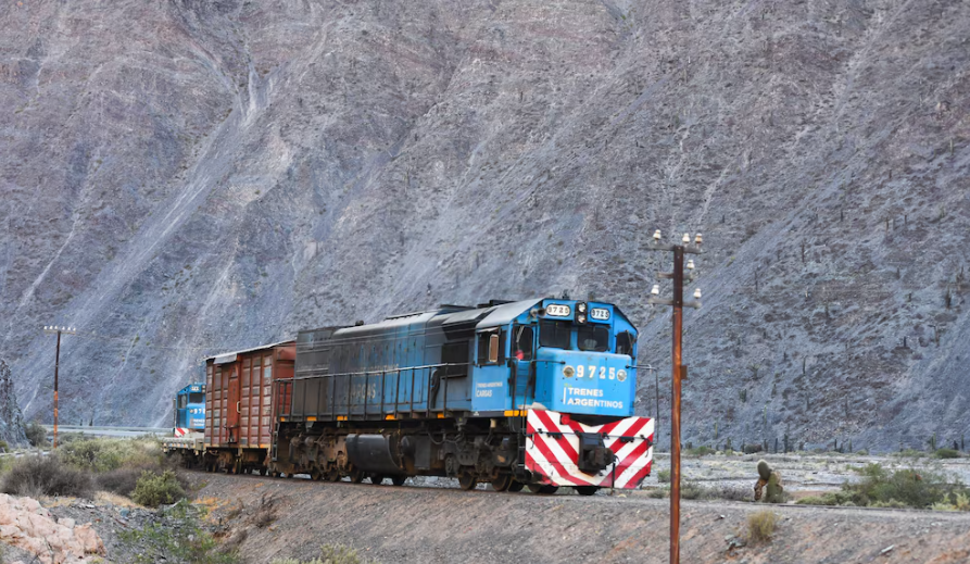 El Gobierno aplaza la privatización del Belgrano Cargas y define ajustes en el pliego, las obras y el financiamiento