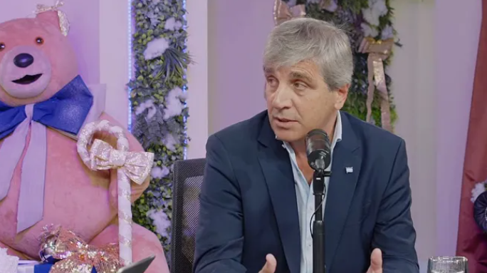 Caputo defendió el nuevo esquema cambiario y anticipó un menor ritmo de ajuste del dólar