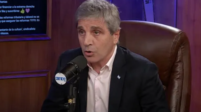 Caputo explicó el ajuste en el esquema cambiario y aseguró que no impactará en la cotización del dólar