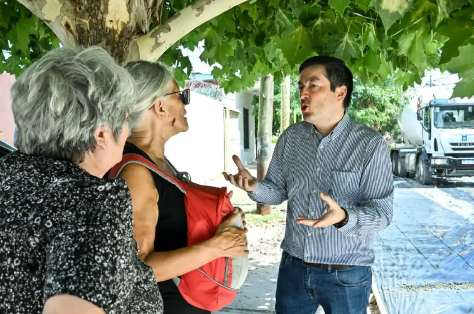 Avanza la pavimentación de la calle Cochabamba: Nardini recorrió la obra en Villa de Mayo