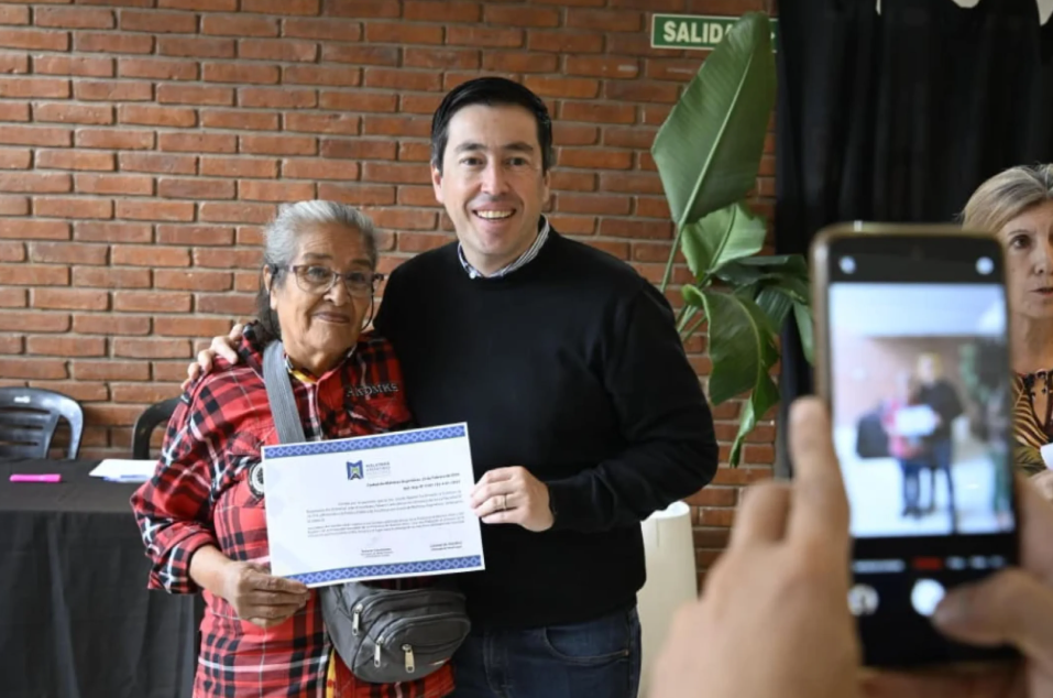 Nardini entregó escrituras definitivas a 33 familias malvinenses