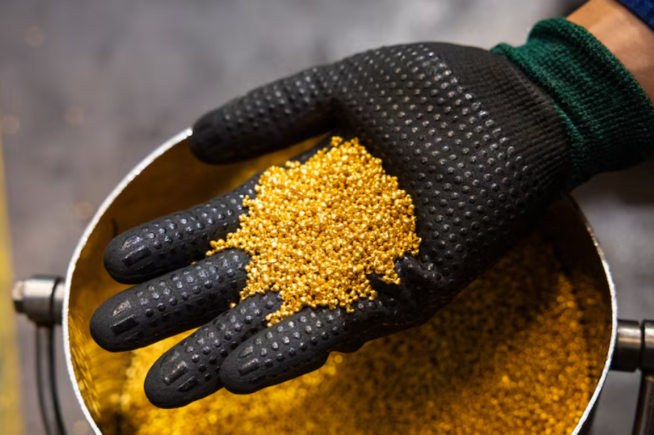 El oro se mantiene cerca de máximos en medio de la escalada en Medio Oriente