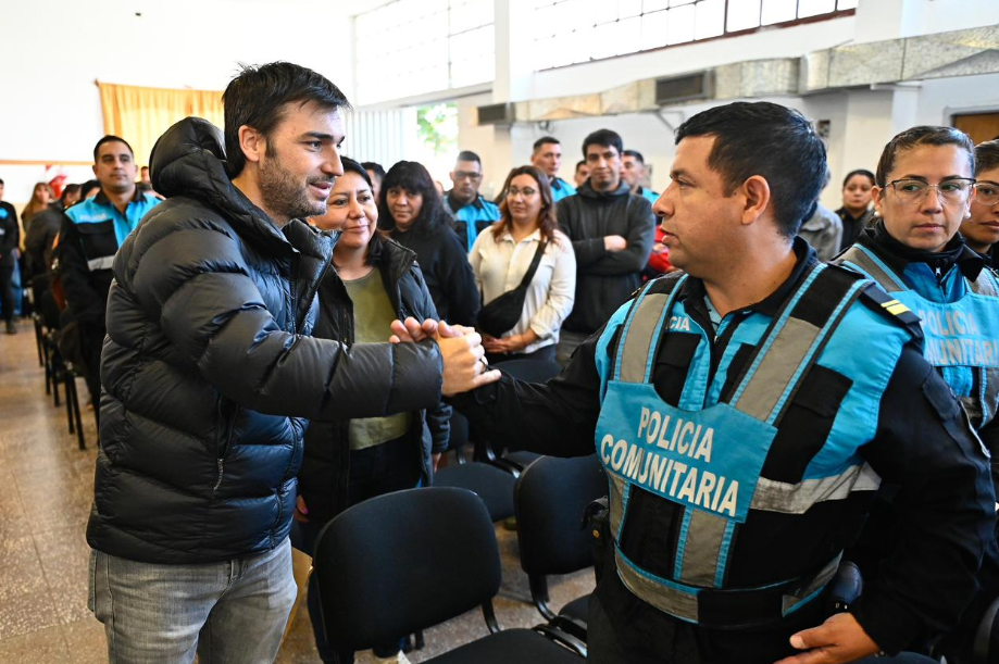 Torres anunció en El Maitén un plan de 450 viviendas, refinanciación de deudas bancarias y mejoras en salud pública Torres anunció en El Maitén un plan de 450 viviendas, refinanciación de deudas bancarias y mejoras en salud pública