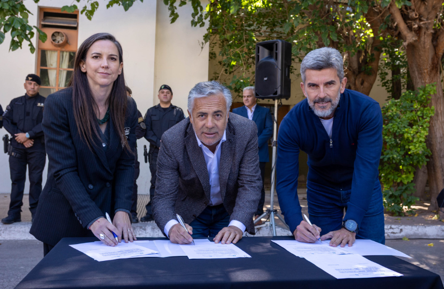 Mendoza entregó las primeras pistolas Taser a preventores municipales en un acto encabezado por Suarez y Cornejo Mendoza entregó las primeras pistolas Taser a preventores municipales en un acto encabezado por Suarez y Cornejo