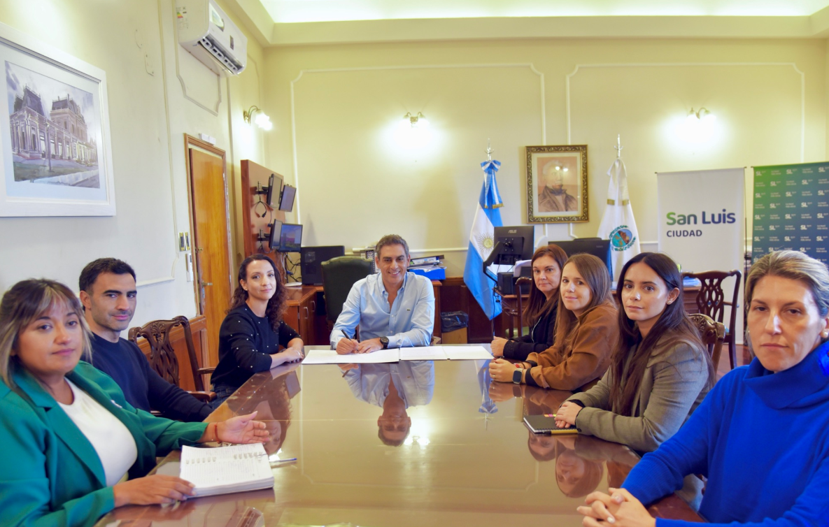 San Luis licita un camión de residuos y obras de repavimentación por más de 1.800 millones de pesos San Luis licita un camión de residuos y obras de repavimentación por más de 1.800 millones de pesos